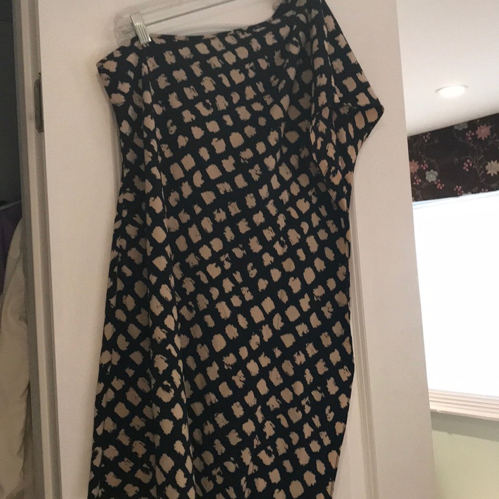 Beautiful one shoulder dress.